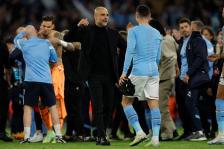 Pep Guardiola memberi selamat kepada Phil Foden setelah kemenangan Manchester City melawan Real Madrid.