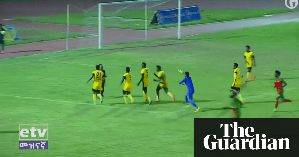 Referee attacked by players in the Ethiopian Premier League – video
