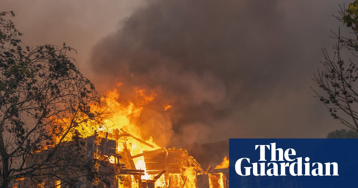 Firefighters in France battle to prevent huge blaze from approaching Bordeaux