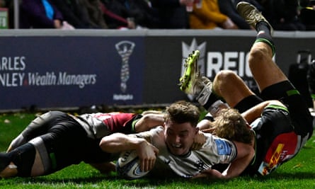 Olly Hartley dives for the line to score Saracens’ second try against Harlequins.