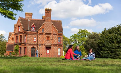 Students outside of Foxhill House at the University of Reading’s Whiteknights campus.