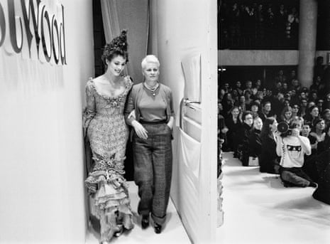 Verbeuge dich: Vivienne Westwood bereitet sich auf den Abschluss ihrer Show vor, 1993.