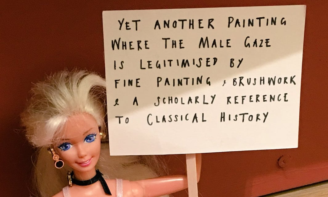 Tra le notizie del mondo dell'arte di questa settimana, le proteste di ArtActivistBarbie. Qui con il cartello ‘Patriarchal palaces of painting’ alla Manchester Art Gallery. (Photograph: Twitter @BarbieReports)