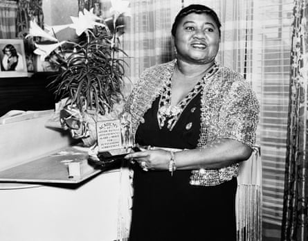 Hattie McDaniel avec son Oscar de la meilleure actrice dans un second rôle, pour Autant en emporte le vent – au moment où une plaque a été remise pour ce prix.