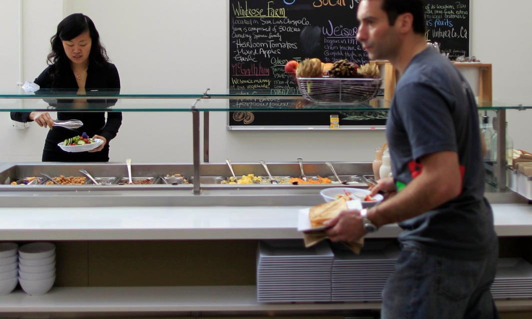 Las lujosas cafeterías gratuitas son prestaciones conocidas de las empresas tecnológicas más importantes del Valle del Silicio, pero menos conocidas son las luchas del personal de la cocina.