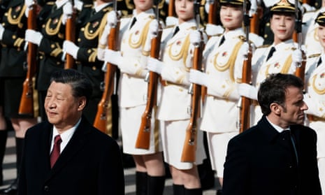 Президент Китая Си Цзиньпин (слева) и президент Франции Эммануэль Макрон осматривают войска во время церемонии приветствия в Доме народных собраний в Пекине, Китай, четверг, 6 апреля 2023 года.