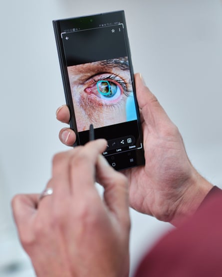 Shah segurando seu Samsung Galaxy S22 Ultra