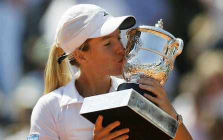 Justine Henin kisses the French Open trophy in 2003.