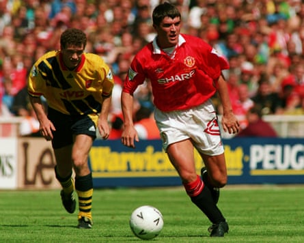 Roy Keane is pursued by Arsenal’s John Jensen during his debut for Manchester United
