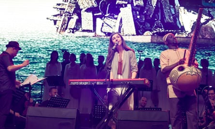 Julia Holter playing with Africa Express in Istanbul, Turkey, in 2016.