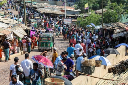 Des réfugiés rohingyas se rassemblent sur un marché