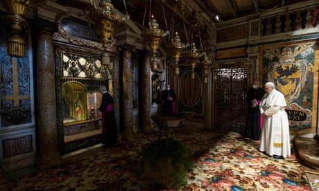 Papa Françesku duke u lutur në varrin e Shën Pjetrit dhe Shën Palit në Bazilikën e Shën Pjetrit