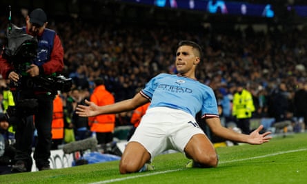 Rodri merayakan setelah membuka skor untuk Manchester City.