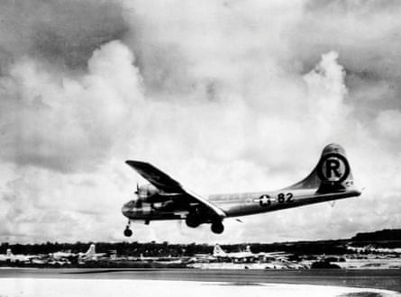 Bobby est hanté par les péchés de son père, qui a aidé à développer la bombe atomique (larguée par l'Enola Gay, photo)