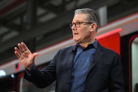 கீர் ஸ்டார்மர் சவுத் வேல்ஸில் உள்ள ரயில்வே டிப்போவிற்கு விஜயம் செய்தபோது.