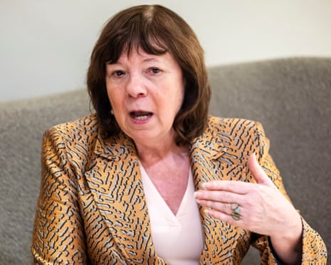 Gebäude des Internationalen Strafgerichtshofs in The Den Haag mit gehenden Richtern“ /><p>Richter Ibáñez Carranza, der als Vertreter Lateinamerikas eine andere Perspektive einbrachte, betonte, dass diese <strong>US-Repressalien</strong> das Gericht nicht von seiner wesentlichen Aufgabe abhalten würden. Ihre Erfahrung zeigt, wie sich die Sanktionen auf Richter mit unterschiedlichem Hintergrund und unterschiedlicher Nationalität auswirkten, und zeigt die große Reichweite des Unmuts der amerikanischen Regierung über die Ermittlungen des IStGH.</p><p>Die Sanktionen wurden erstmals im September 2020 verhängt, als die Trump-Regierung den beispiellosen Schritt unternahm, sich gegen Beamte des IStGH zu richten, darunter auch die damalige Staatsanwältin Fatou Bensouda. Der Schritt wurde weithin als Vergeltung für die Untersuchung des Gerichts zu mutmaßlichen Kriegsverbrechen der US-Streitkräfte und der CIA in Afghanistan sowie für mögliche Untersuchungen zu israelischen Aktionen in palästinensischen Gebieten angesehen.</p><p>Die praktischen Auswirkungen der Einstufung unter das gleiche Sanktionsregime wie internationale Terroristen können nicht genug betont werden. Banken und Finanzinstitute, die befürchteten, gegen US-Vorschriften zu verstoßen und möglicherweise selbst mit Strafen rechnen zu müssen, sperrten sofort Konten und beendeten die Beziehungen zu den sanktionierten Personen. Dies führte zu einem Kaskadeneffekt, der sich auf alles auswirkte, von Hypothekenzahlungen bis hin zu einfachen Lebensmitteleinkäufen.</p><p>Technologieunternehmen, von denen viele ihren Sitz in den USA haben oder bedeutende amerikanische Niederlassungen haben, reagierten ebenfalls schnell, um den Sanktionen nachzukommen. Die Schließung von <strong>Google-Konten</strong> bedeutete den Verlust des Zugriffs nicht nur auf E-Mails, sondern auf ganze digitale Ökosysteme, einschließlich Cloud-Speicher, Dokumenten, Kalendern und anderen wichtigen Tools, auf die moderne Berufstätige täglich angewiesen sind.</p><img src=