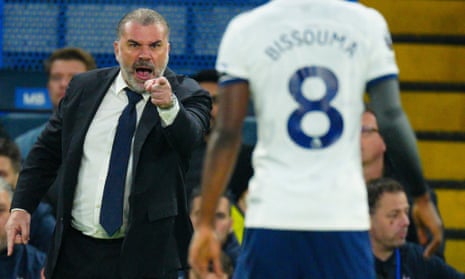 Ange Postecoglou shouts instructions to his Tottenham players