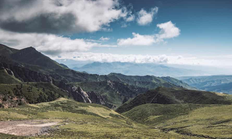 Çin "Hava Değişikliği" Çabalarını Hızlı Bir Şekilde Genişletmeyi Planlıyor 1 Batı Çin'deki Qinghai-Tibet Platosu'nda çayırlar ve mavi gökyüzü ve beyaz bulutlar