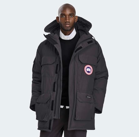 Una modelo con una parka Canada Goose Expedition
