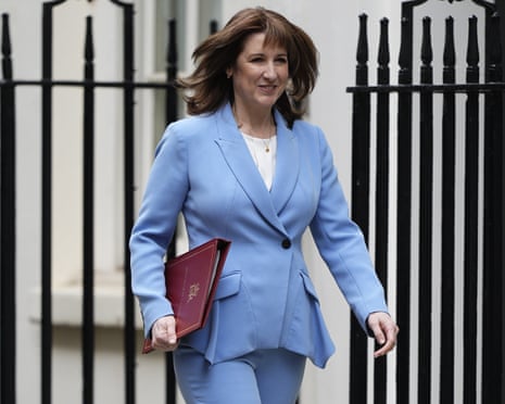 La cancelliera Rachel Reeves consegna un discorso
