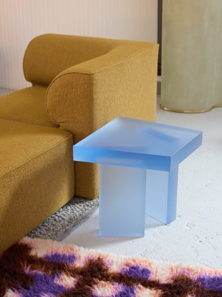 طاولة وكراسي في مونولوج