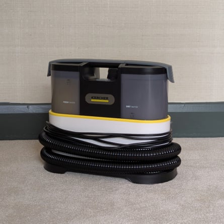 Andy Shaw testing carpet cleaners: Kärcher SE2 angle