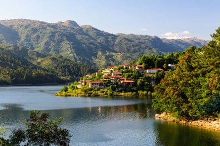 Pemandangan menakjubkan Sungai Cávado dan taman nasional Peneda-Gerês di Portugal utara