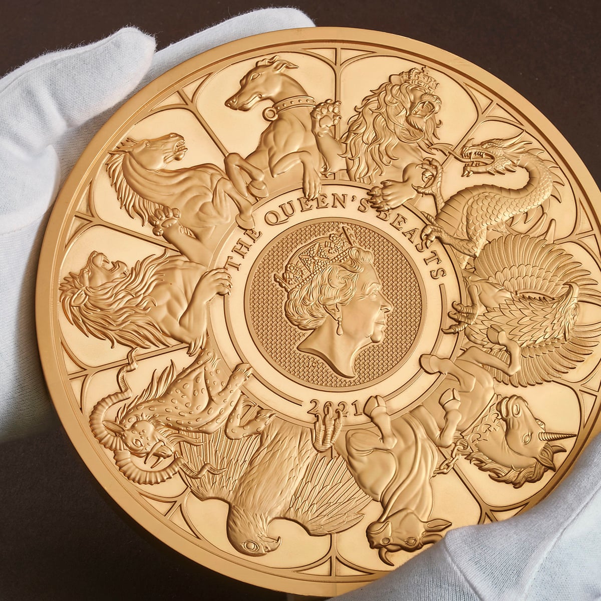 royal mint unveils giant 10 000 gold