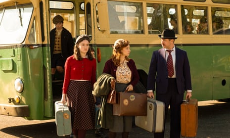 L-R: Peter (Finn Treacy), Pattie (Hattie Hook), Annie (Faye Marsay), Terry (Warren Brown) getting off a bus with suitcases in Ten Pound Poms.