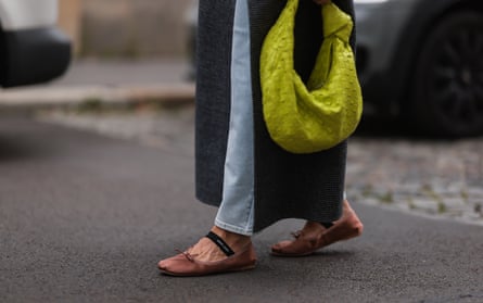 'Mulai dari bawah ke atas patut dipertimbangkan sebagai teknik lemari pakaian,' kata editor dan stylist Simon Chilvers.