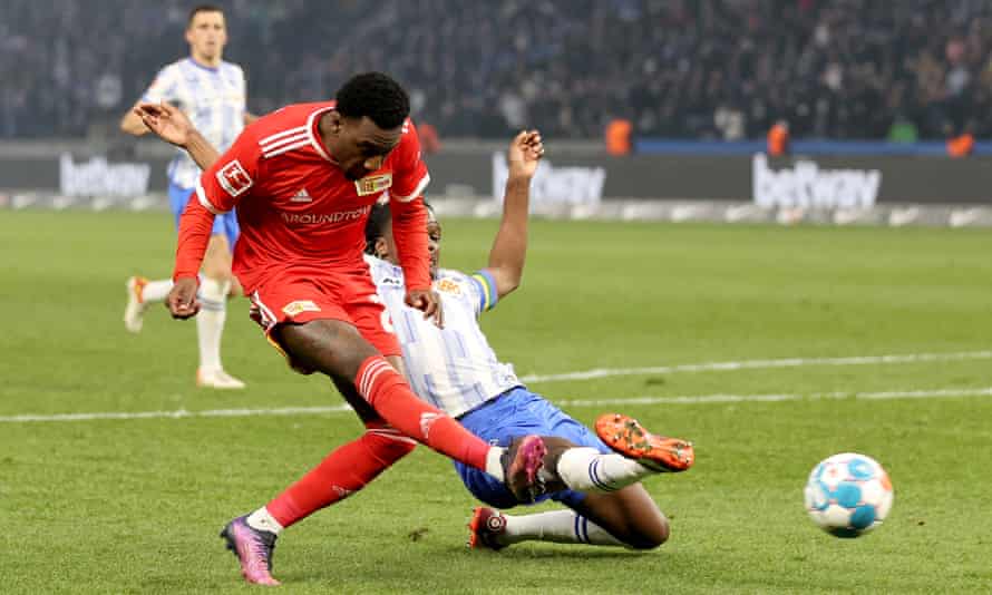 Šeraldo Bekers ar 3:1 panāca Berlinavienību pret Hertha.