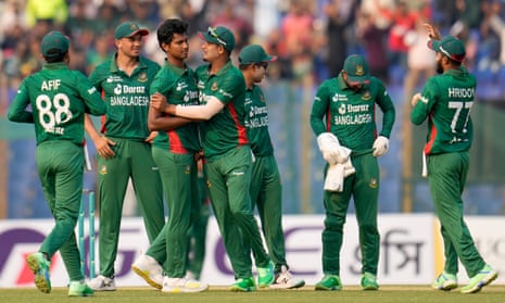 Hasan Mahmud and teammates celebrate the dismissal of Jos Buttler.