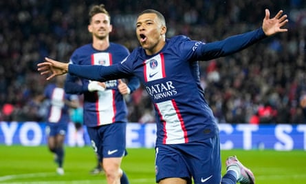 Kylian Mbappé dari PSG merayakan gol pembuka timnya melawan Lens dalam kemenangan 3-1 untuk pemimpin Ligue 1.