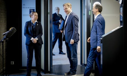 Pieter Omtzigt between officials in an office doorway