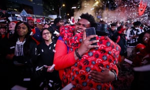 Les fans de Toronto célèbrent dans la zone d'observation du Jurassic Park