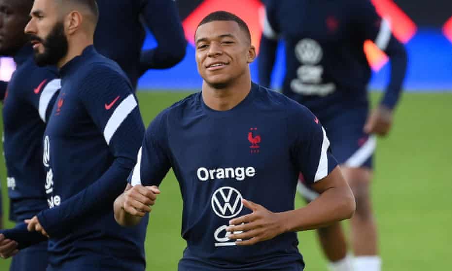 Kylian Mbappé trains with France in Strasbourg on Tuesday, with Real Madrid’s Karim Benzema to his left.