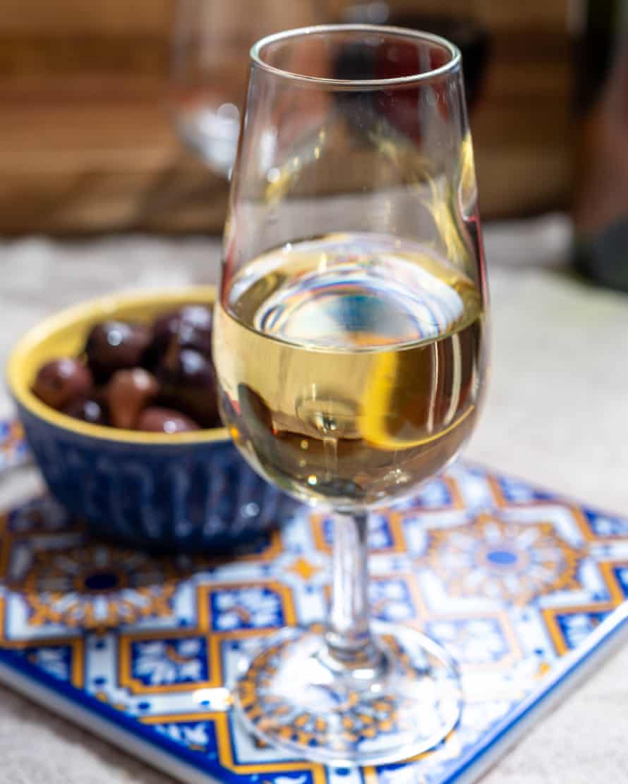 Spirituotas vynas iš Andalūzijos, įvairių rūšių šerio taurėse ir alyvuogės.