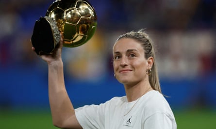 Alexia Putellas de Barcelone dans des temps plus heureux, avec son deuxième Ballon d'Or en octobre 2022.