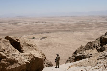 Американский солдат во время патрулирования в Муса-Кала, провинция Гильменд, Афганистан, в 2006 году.