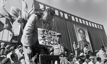 In a 1966 photograph by Li, the Heilongjiang province governor Li Fanwu’s hair is brutally shaved by zealous young Red Guards and he is made to bow for hours.