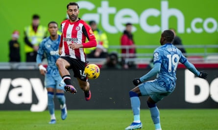 Saman Ghoddos in action for Brentford against Aston Villa on 17 December 2023