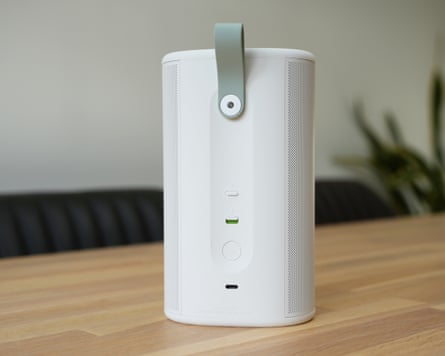 The back of the Sonos Play speaker showing its carry loop, buttons and port.