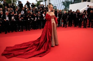 Uma Thurman added some extra drama to her Dior gown with a floor-sweeping maroon cape and a beaded choker from Chopard. Well, when in Cannes.