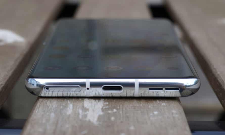 Warp Charge 65T de OnePlus cargará el teléfono del 1% al 100% en solo 32 minutos, alcanzando el 50% en 12 minutos con el adaptador incluido. También tiene carga inalámbrica súper rápida de 50 W y carga inalámbrica inversa.