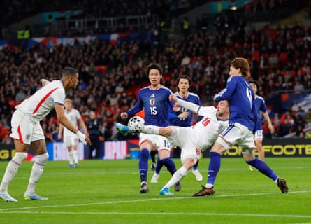 Jarrod Bowen shoots at goal