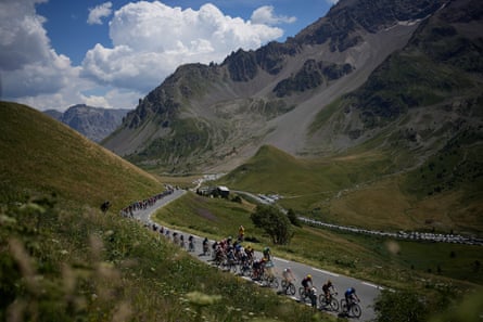 The pack climbs Col du Galibier in 2022