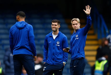 Mykhailo Mudryk (right) and Christian Pulisic enjoy a pre-match stroll on the Stamford Bridge sward.