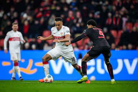 Jamie Leweling runs at Jarell Quansah