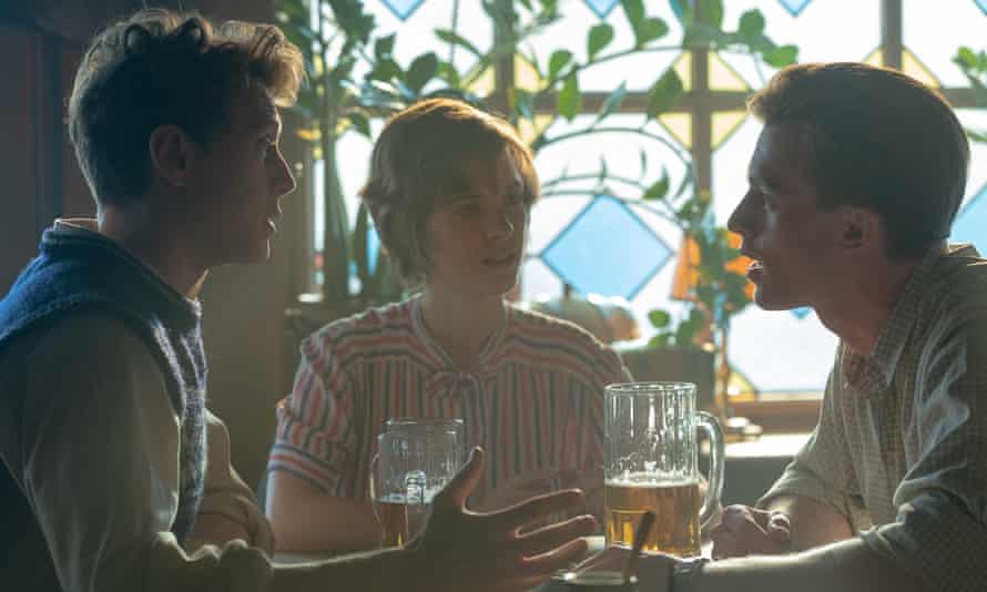 ميونيخ: بول فون هارتمان (يسار) في دور جانيس نيفوهنر وهيو ليجوت (يمين) في دور جورج مكاي في The Edge of War.