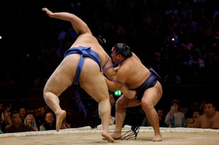 Hoshoryu (right) wins the battle of the yokozuna by forcing Onosato out of the ring with a rear push-out.
